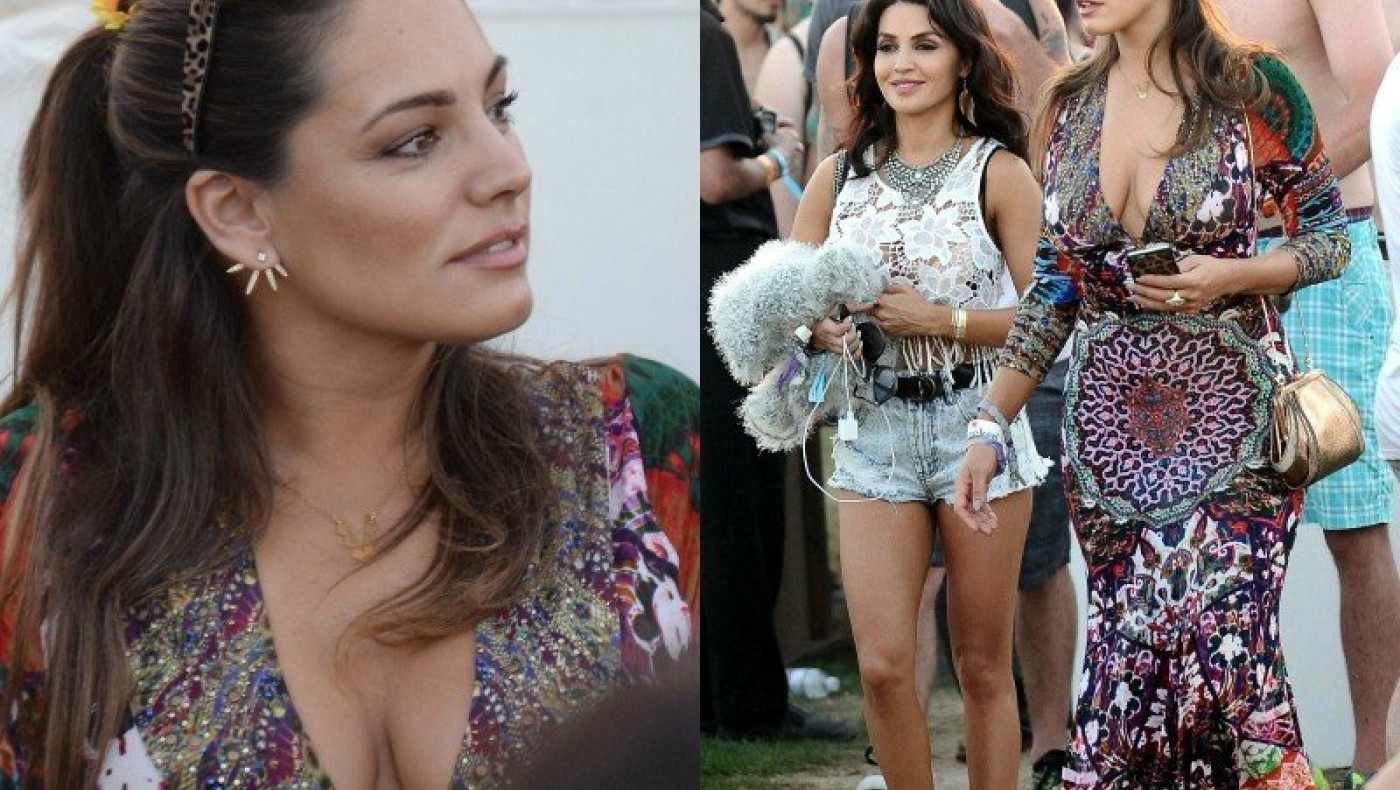 Kelly Brook: Η sexy boho εμφάνισή της με βαθύ ντεκολτέ
