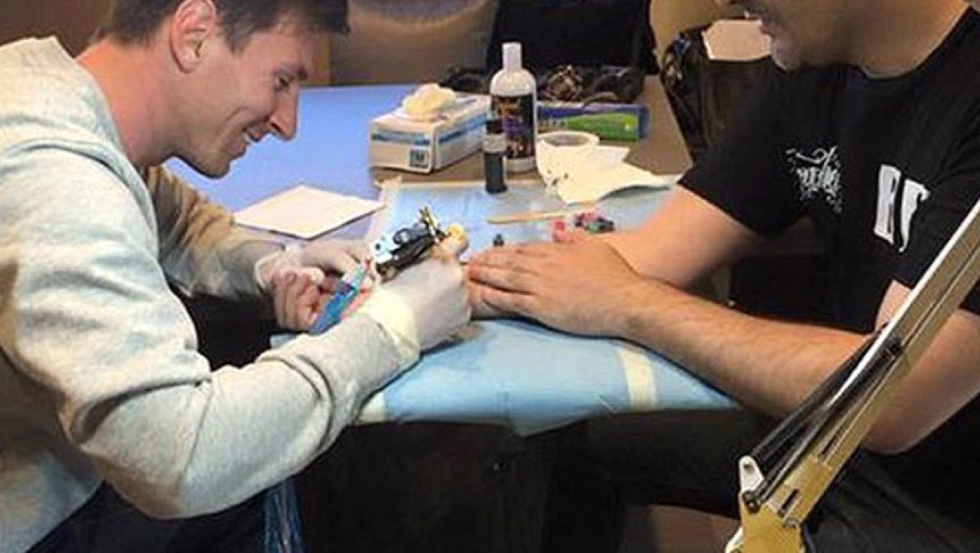 Ο Μέσι έκανε τατουάζ σε θαυμαστή του! (pics)