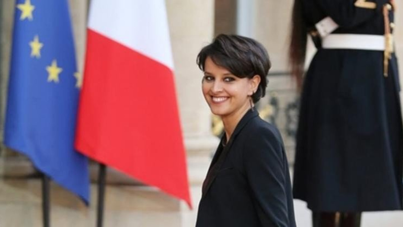 Η Γαλλίδα υπουργός Παιδείας κολάζει  με το «καυτό» της μίνι! (pic) 