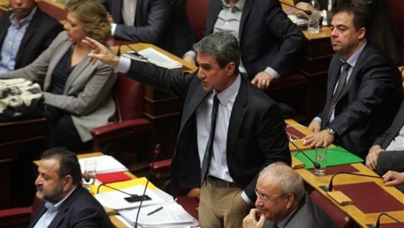 Πρωτοφανής ένταση στη Βουλή στη συνεδρίαση για την ΠΝΠ