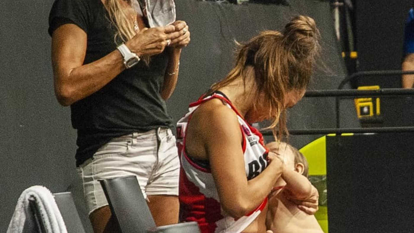 H φωτογραφία με την μπασκετμπολίστρια, που πάνω από όλα είναι και μάνα!