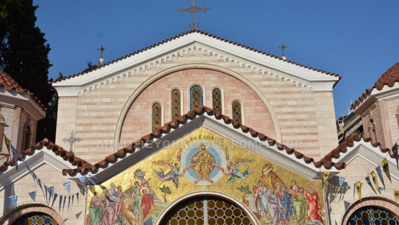 Θεσσαλονίκη: Συνωστισμός έξω από την εκκλησία στην Ανάληψη