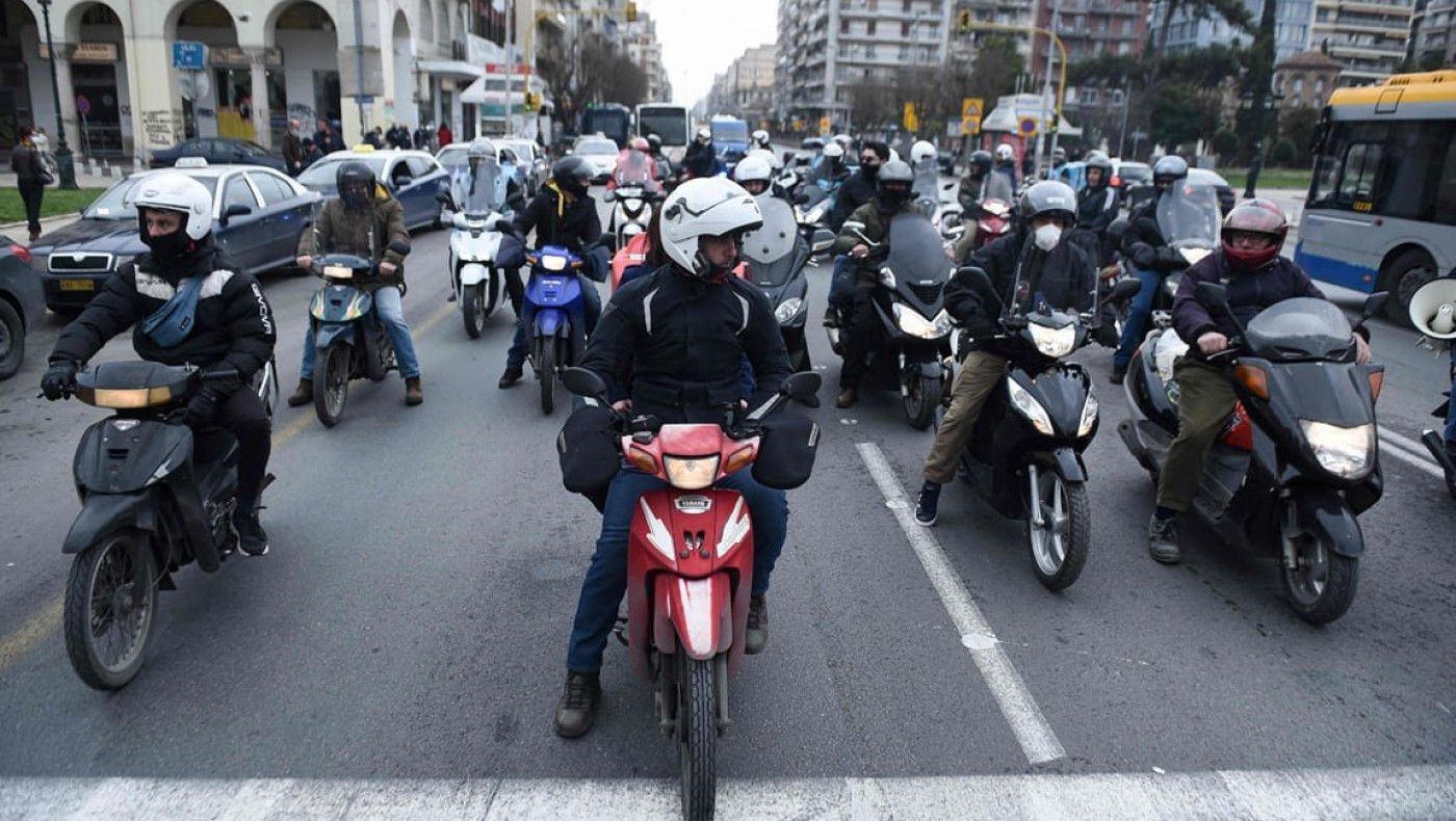 Μοτοπορεία διαμαρτυρίας διανομέων στη Θεσσαλονίκη
