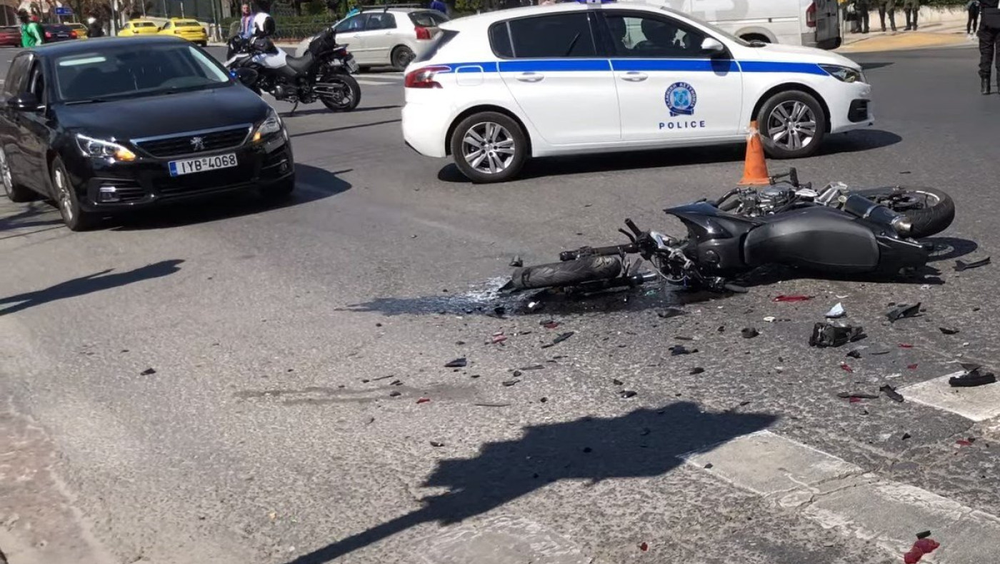 Βίντεο-ΣΟΚ: Η στιγμή του τροχαίου δυστυχήματος έξω από τη Βουλή