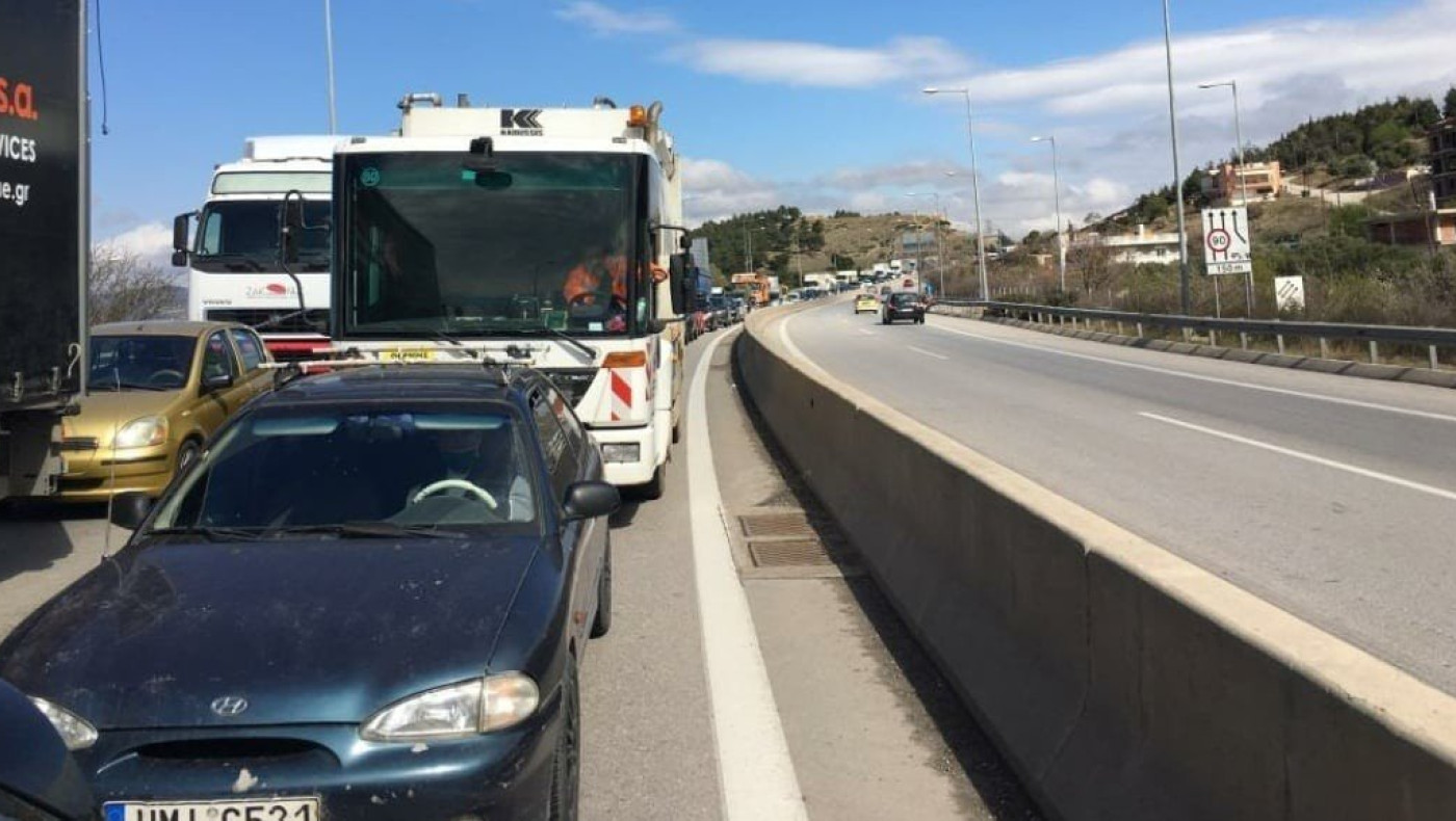 ΤΩΡΑ: Απίστευτο μποτιλιάρισμα στον Περιφερειακό λόγω έργων!