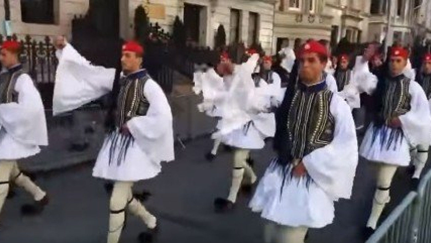 Ανατριχίλα! Οι Εύζωνες παρελαύνουν στη Νέα Υόρκη και τρέμει ο τόπος