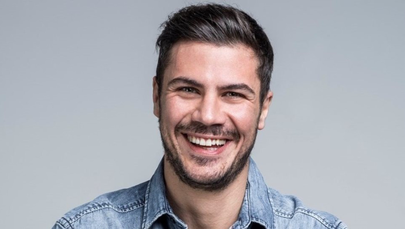 Άκης Πετρετζίκης: Η πρώτη δημόσια εμφάνιση μετά τον σοβαρό τραυματισμό