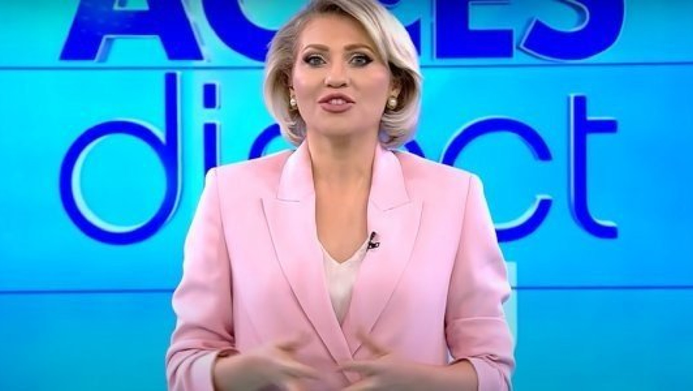 Ρουμανία: Γυμνή γυναίκα εισβάλλει στο πλατό και ρίχνει πέτρα στην παρουσιάστρια!