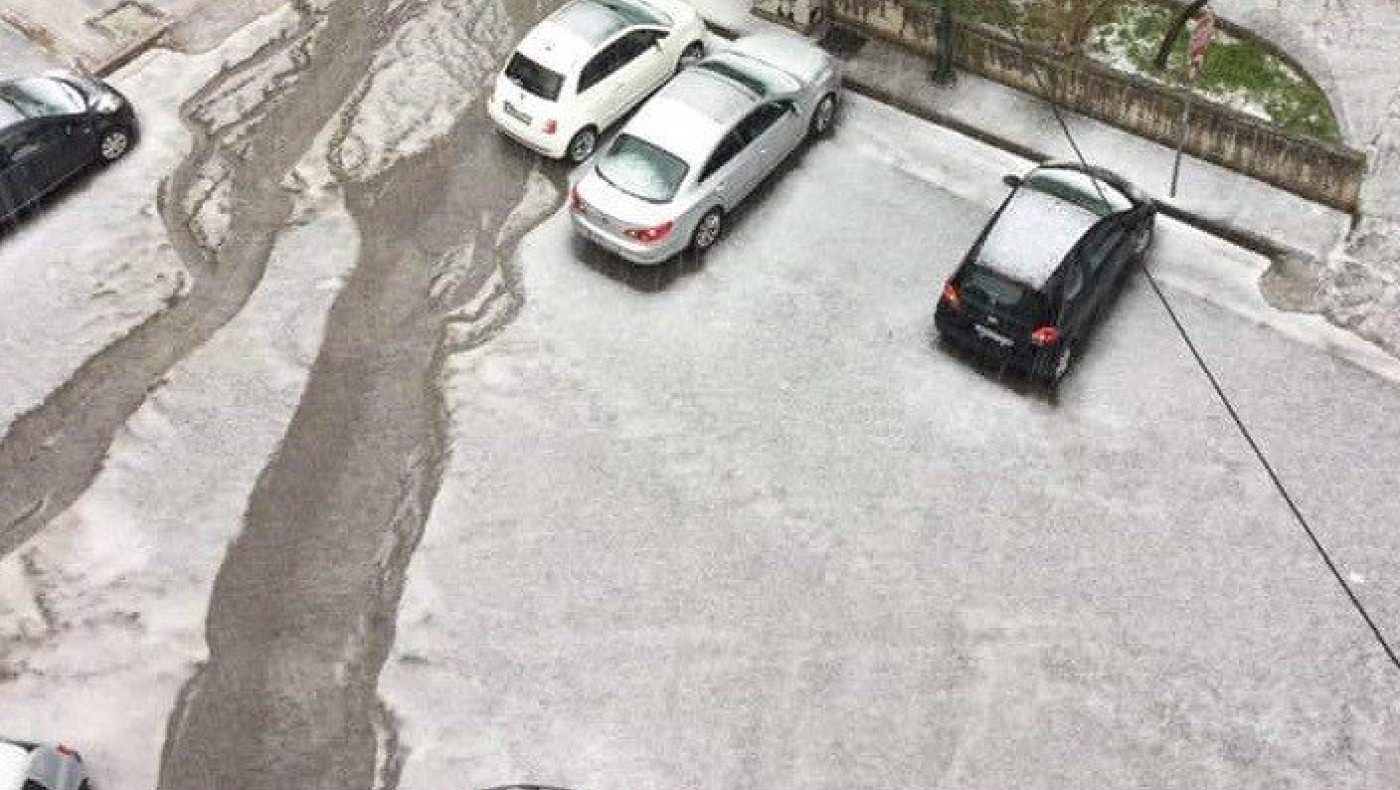 Χαλάζι άσπρισε το κέντρο της Ξάνθης