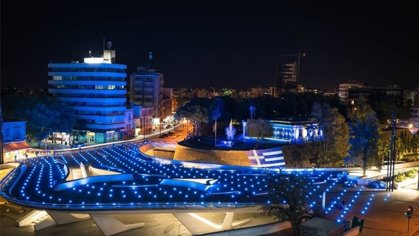 Με τα χρώματα της ελληνικής σημαίας φωταγωγήθηκε το κέντρο της Λευκωσίας