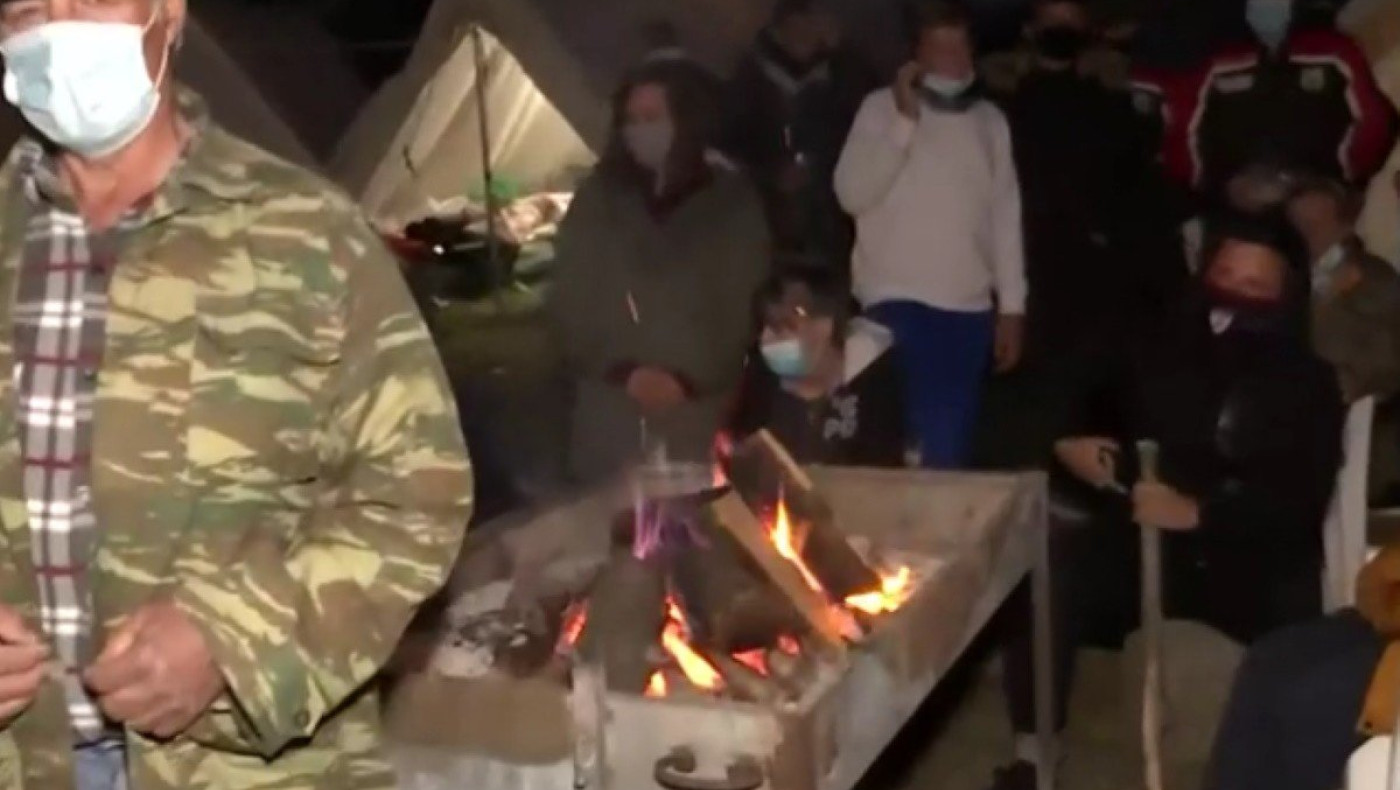 Θεσσαλία: Χιόνια και κρύο -Ο... Γολγοθάς των σεισμόπληκτων