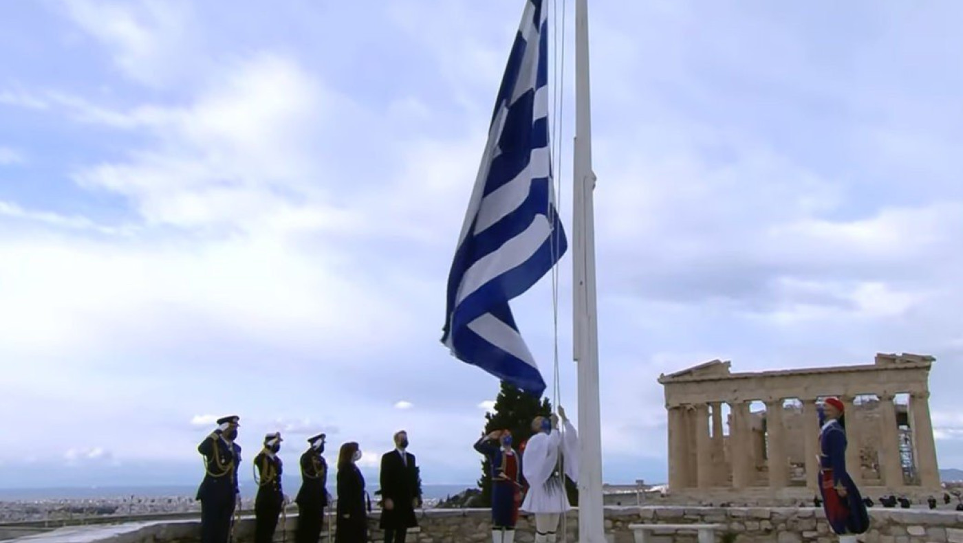 Ρίγη συγκίνησης: Επαρση σημαίας στον Ιερό Βράχο της Ακρόπολης