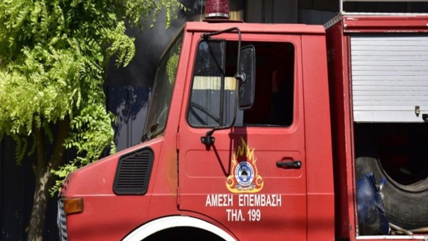 Θεσσαλονίκη: Στις φλόγες τυλίχτηκε σταθμευμένο ταξί στη Δελφών