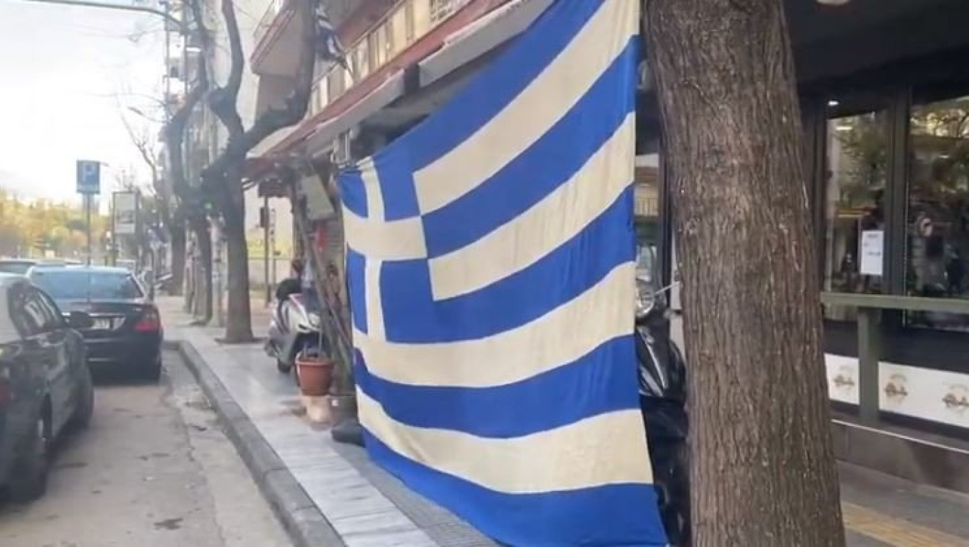 Θεσσαλονίκη: Τεράστια ελληνική σημαία απέναντι από το τουρκικό προξενείο!
