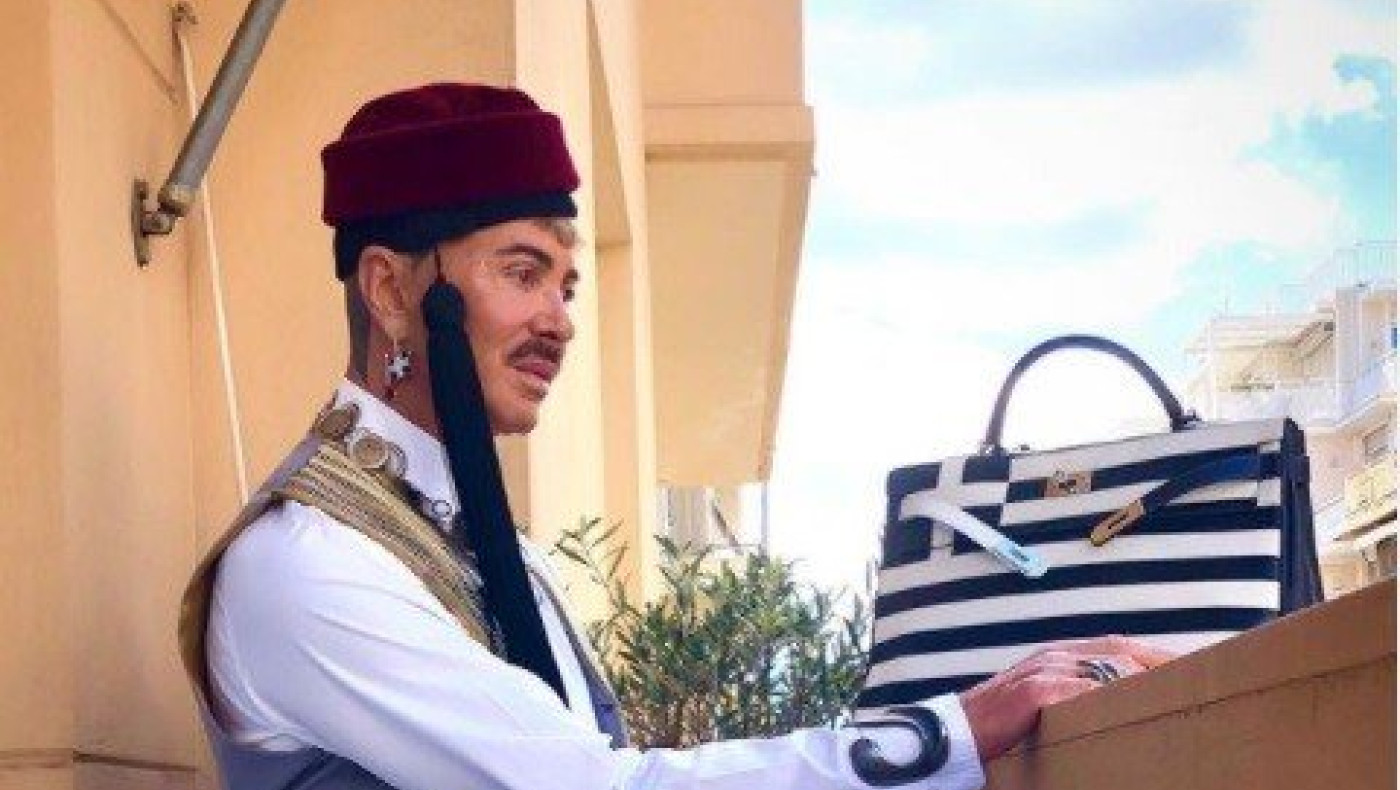 Ο Λάκης Γαβαλάς, ντύθηκε τσολιάς για την 25η Μαρτίου!