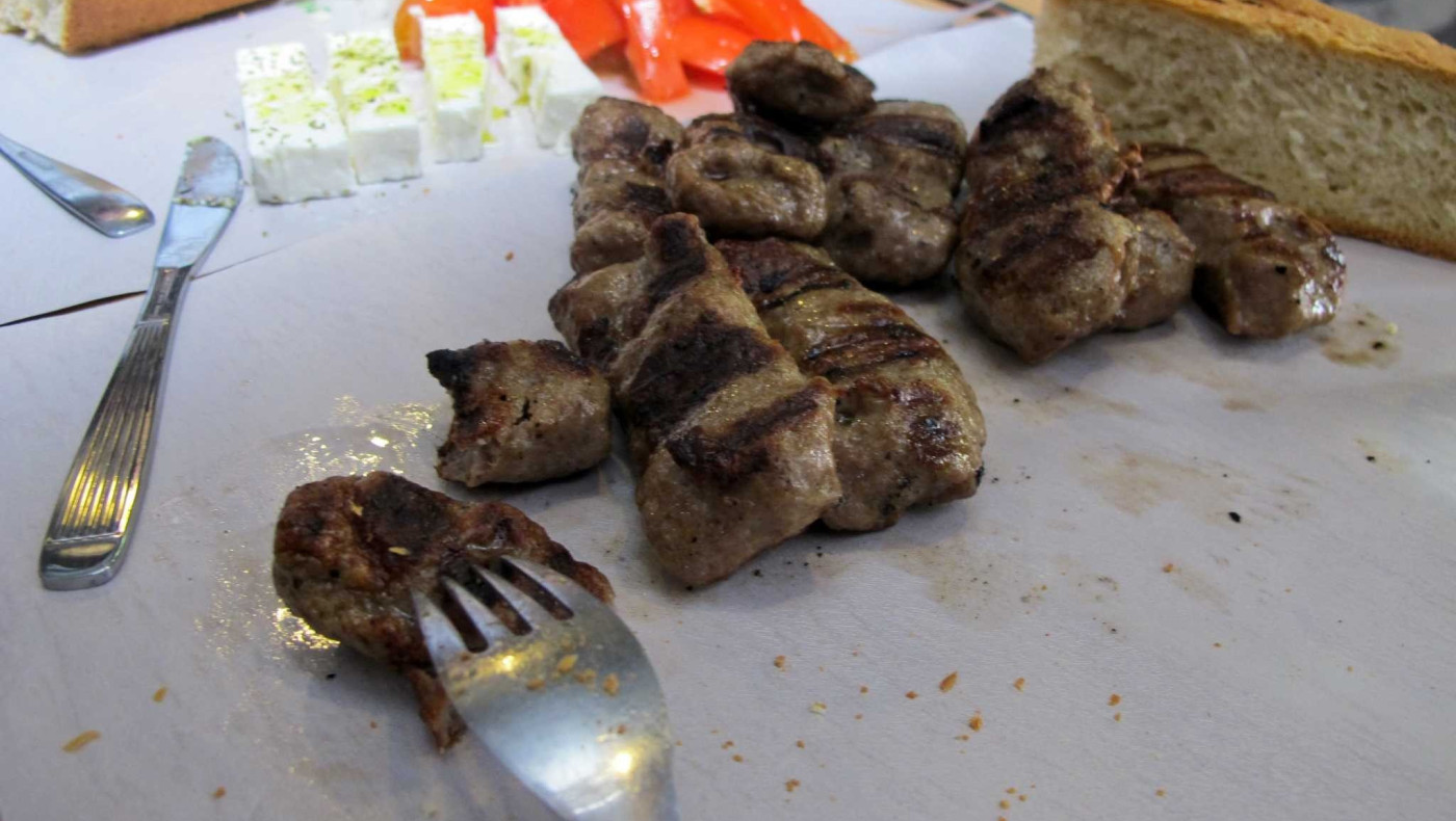 Θεσσαλονίκη: Άνοιξε το ψητοπωλείο και εξυπηρετούσε 12 πελάτες