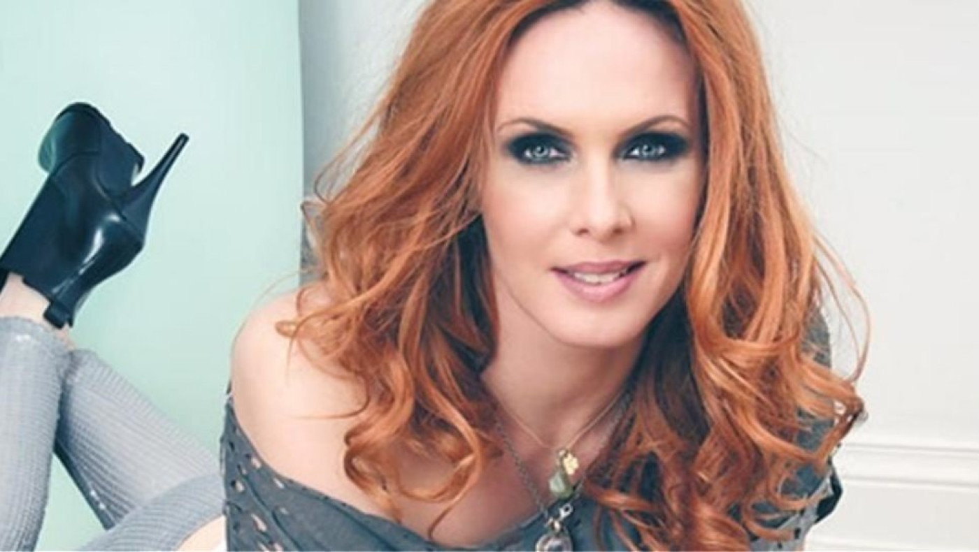 Εβελίνα Παπούλια: «Είμαι ερωτευμένη με τον παιδικό μου φίλο για 6 χρόνια»