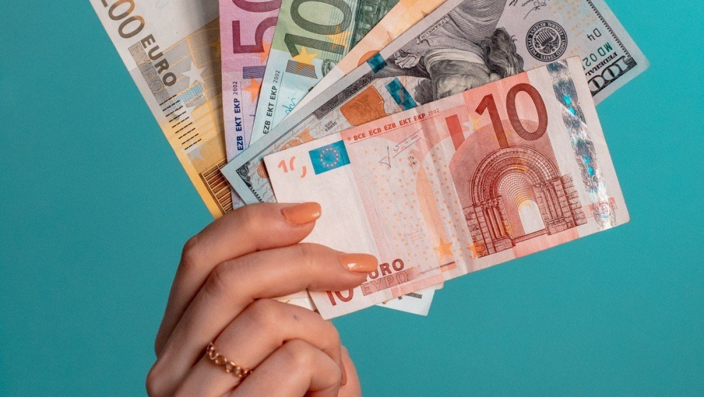 Επίδομα 1.000 ευρώ: Ποιοι εργαζόμενοι το δικαιούνται