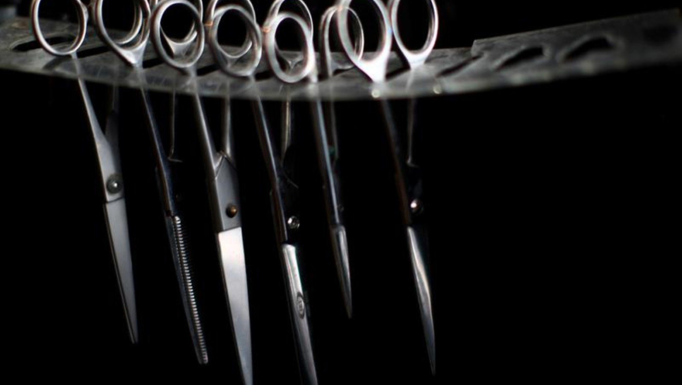 Του έκοψε το... πέος και τράβηξε το καζανάκι