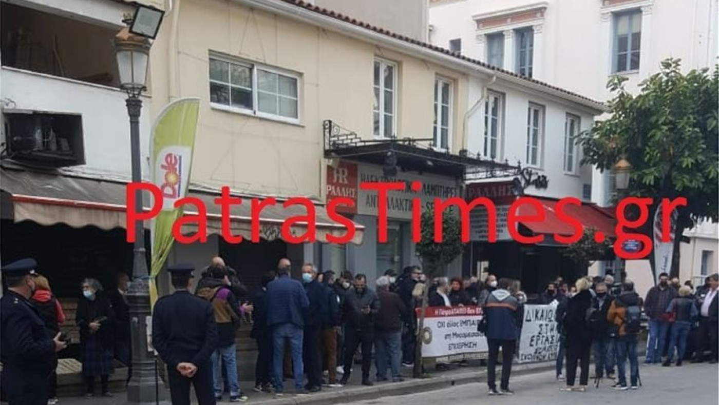 Πάτρα: Κηδειόχαρτα βάζουν οι έμποροι, με αποδοκιμασίες υποδέχθηκαν τον Πέτσα