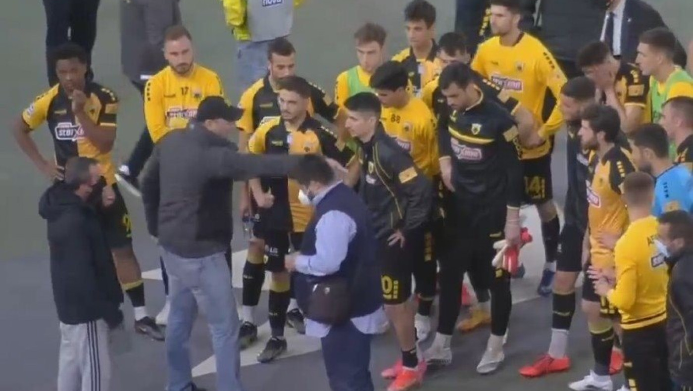 Οι οπαδοί της ΑΕΚ δεν άφησαν τους παίκτες της να πάνε στα αποδυτήρια για να  τους τα... χώσουν!