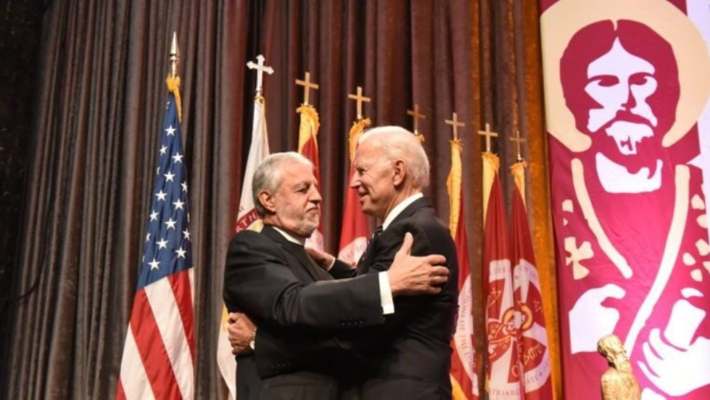 Ο Ελληνας κληρικός που θέλει δίπλα του ο Μπάιντεν