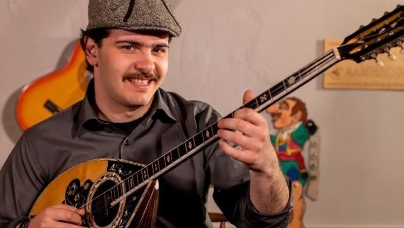 Ο ρεμπέτης της Θεσσαλονίκης που έφαγε πρόστιμο, έβγαλε τον ύμνο της καραντίνας!