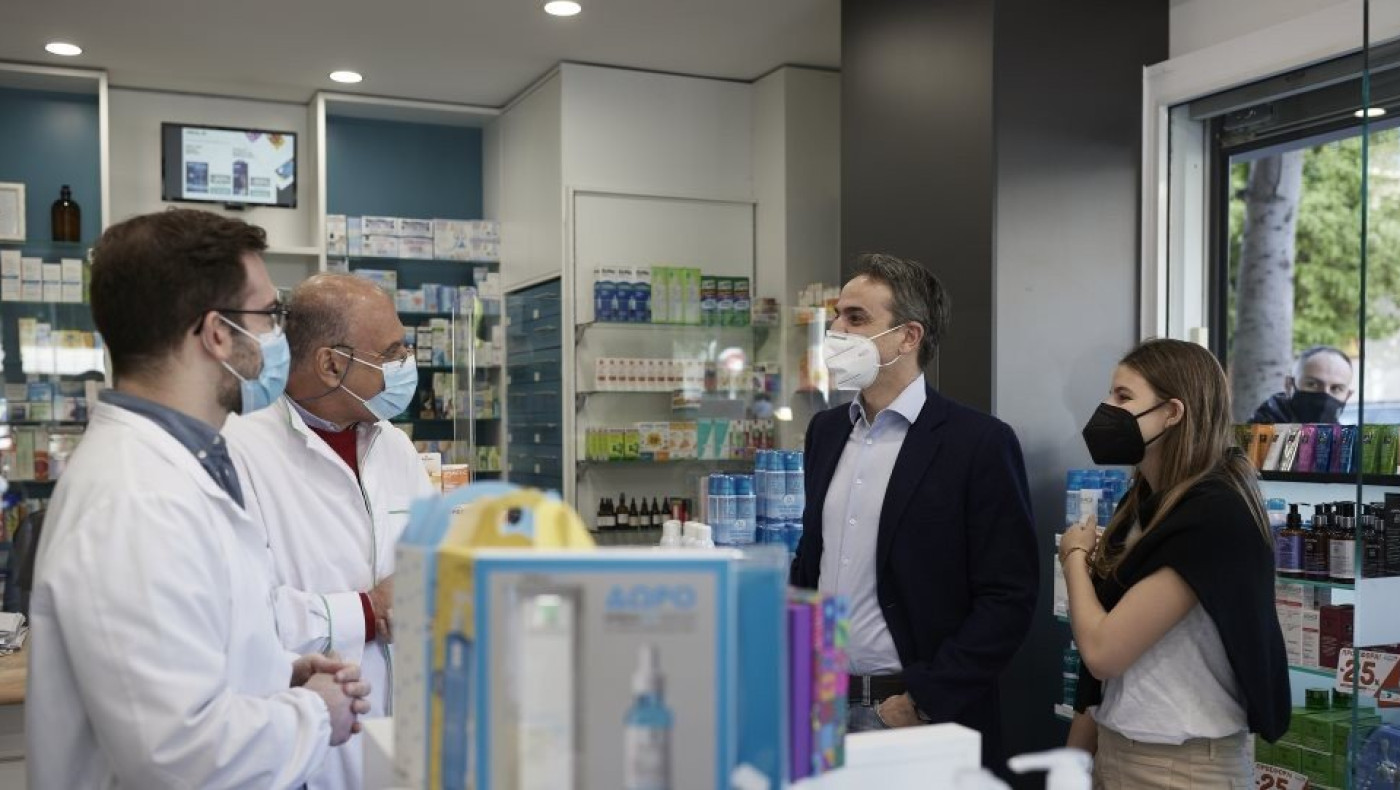 Κυριάκος Μητσοτάκης: Σε φαρμακείο για το self-test της κόρης του