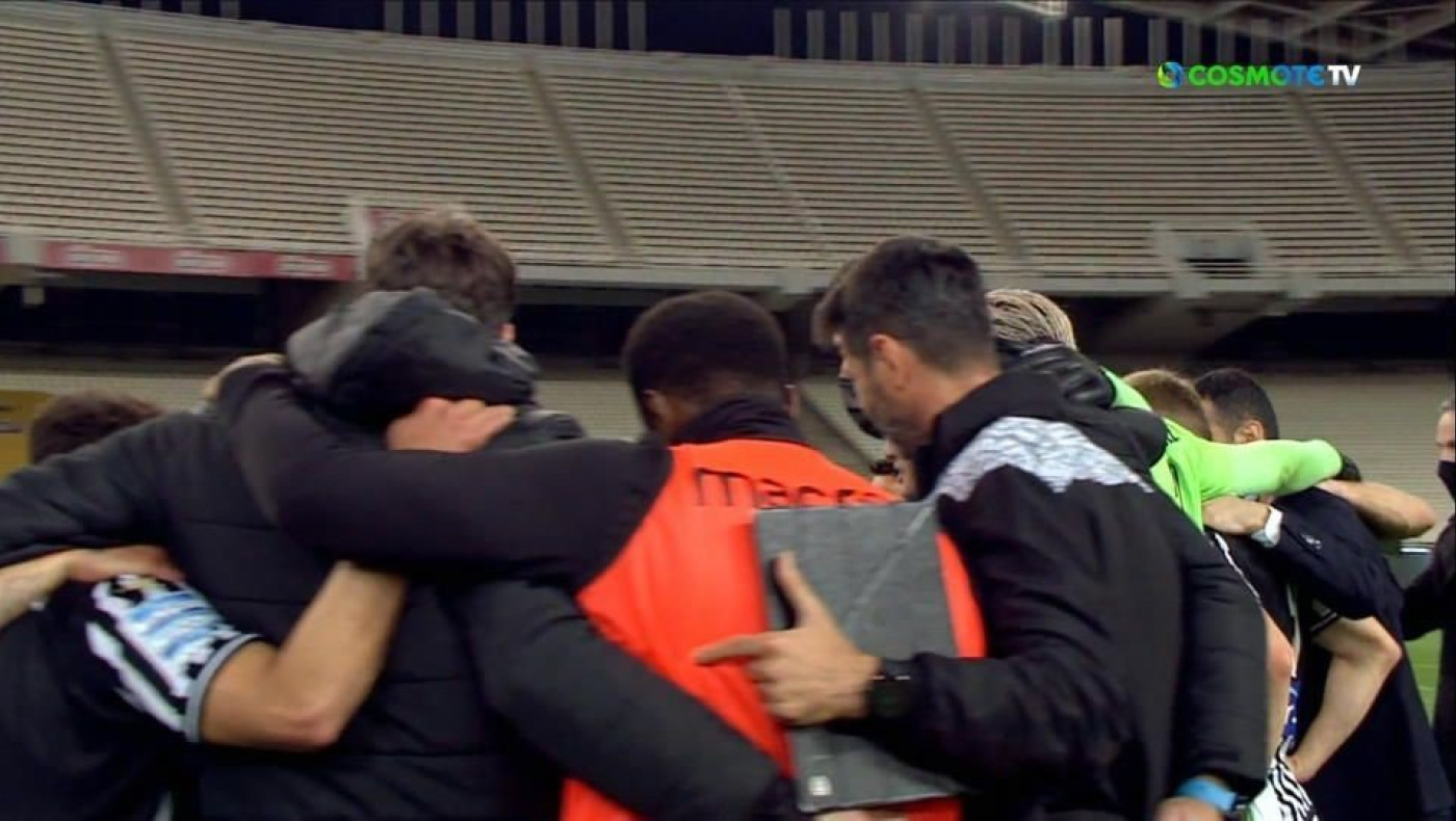 Ομαδική αγκαλιά των παικτών του ΠΑΟΚ μετά τη νίκη και πανηγυρισμός