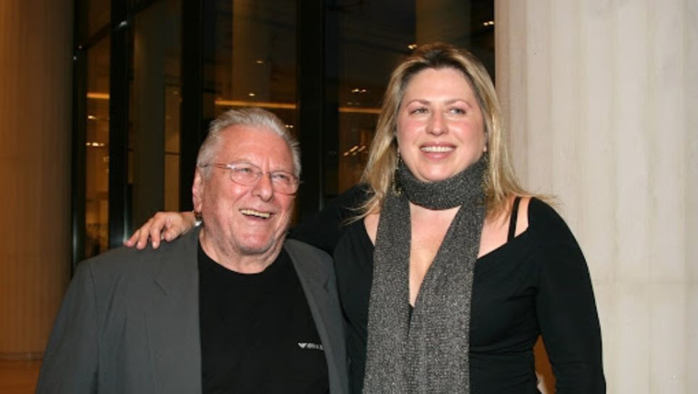 Σάντρα Βουτσά: Αποκαλεί θρασύδειλη την δεύτερη σύζυγο του πατέρα της!