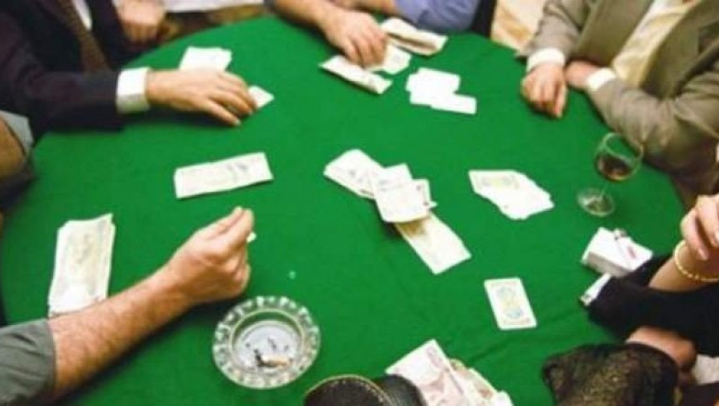 Γνωστός τραγουδιστής πιάστηκε σε παράνομη χαρτοπαικτική λέσχη