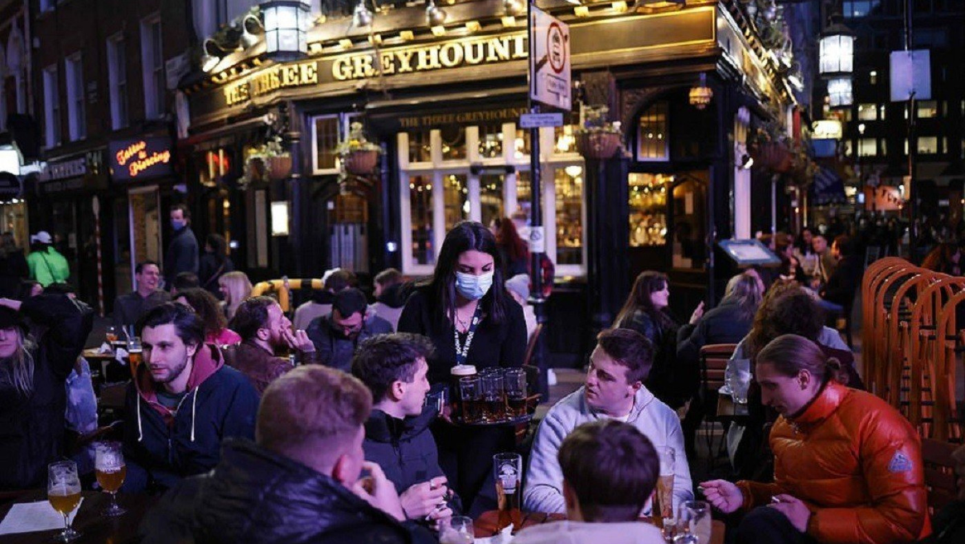 Φρενίτιδα στην Αγγλία: Άνοιξαν οι παμπ με... 14 εκατομμύρια κρατήσεις, γλεντούν χωρίς μάσκες