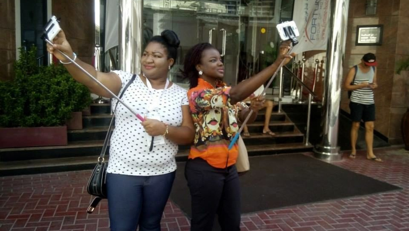 Ποζάρει με selfie stick στον... καυγά της μάνας του και της κοπέλας του (VIDEO)