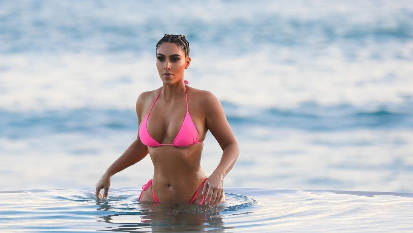 Κιμ Καρντάσιαν: Διαβάζει τα μαθήματα της νομικής φορώντας μπικίνι!