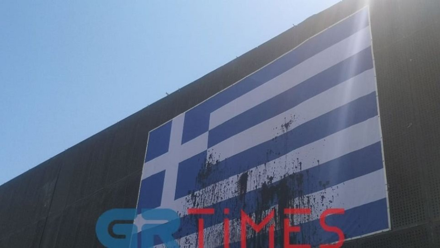 Θεσσαλονίκη: Για δεύτερη φορά βανδάλισαν την ελληνική σημαία στη ΔΕΘ