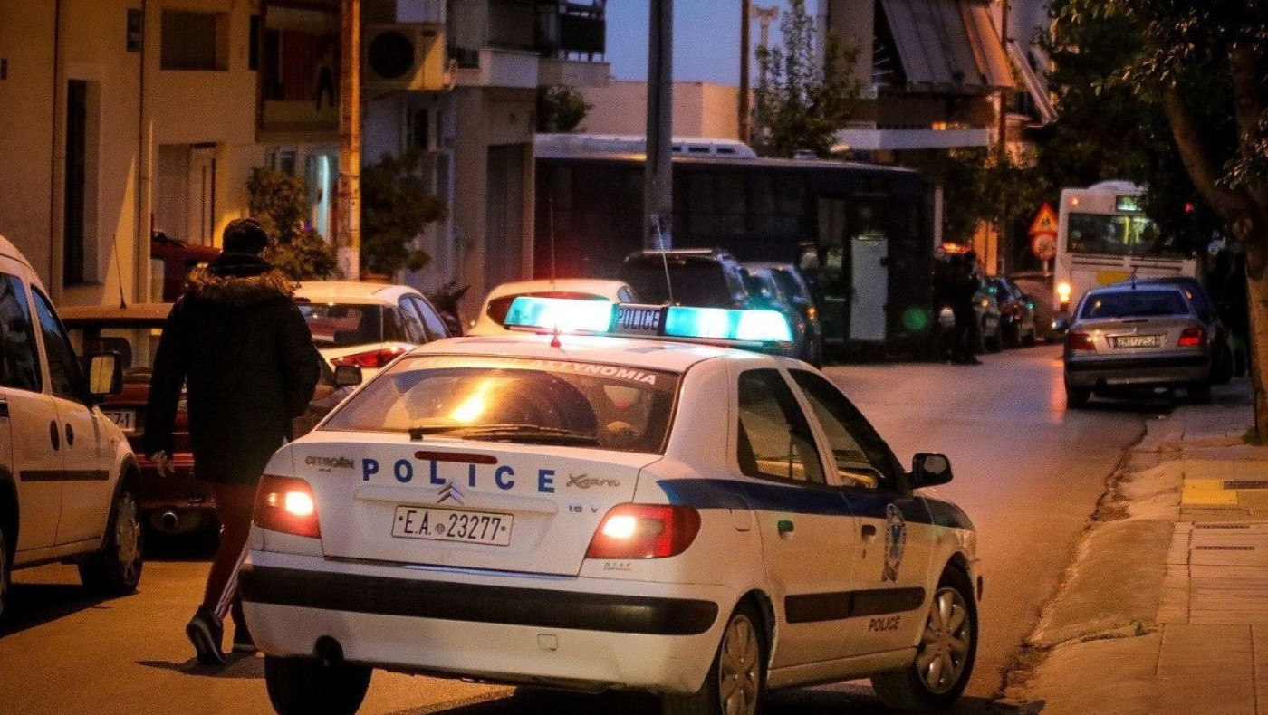 Την ενοχλούσαν τα παιδιά και τους πέταξε πετρέλαιο από το μπαλκόνι!