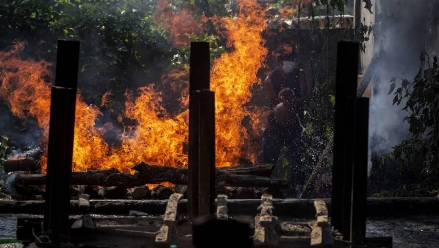 ΤΡΑΓΙΚΟ: Σε κρεματόρια μετατρέπονται παρκέ & χώροι στάθμευσης στην Ινδία