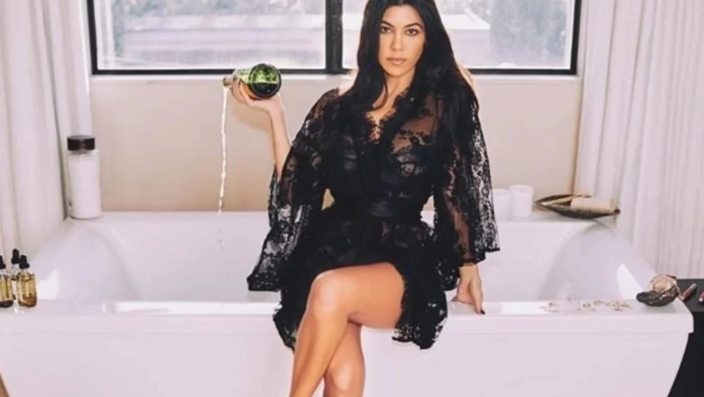 Προσοχή...«καίει»: Η Κόρτνεϊ Καρντάσιαν φωτογραφίζεται με μπικίνι...φωτιά!