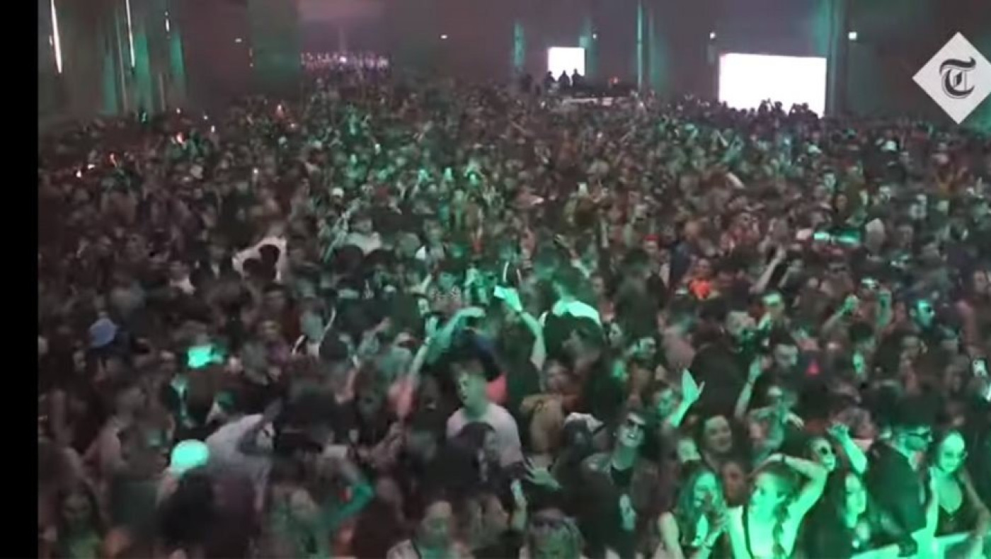 Λίβερπουλ: Χαμός στο πειραματικό πάρτι «Πρώτος Χορός» με 3.000 άτομα