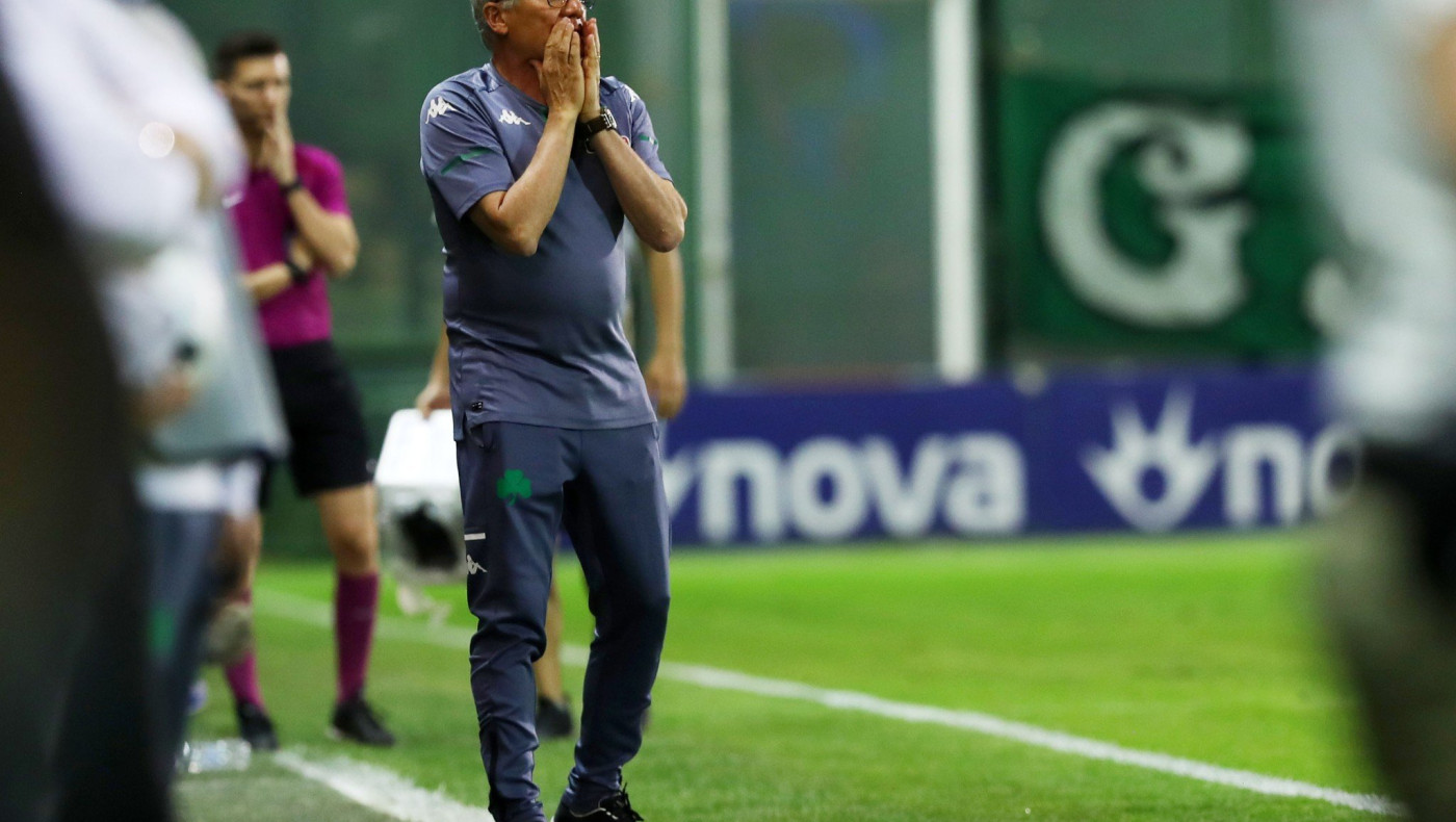 Οπαδός του Παναθηναϊκού πέταξε γυάλινο μπουκάλι στον Μπόλονι