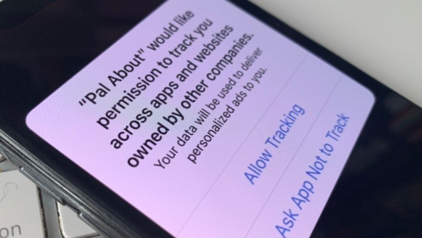 Facebook στο iOS: Απειλεί ότι θα το πληρώνεις για να το χρησιμοποιείς!