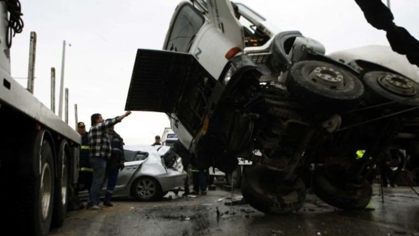 Γρεβενά: Έκλεψαν φορτηγό και τράκαραν