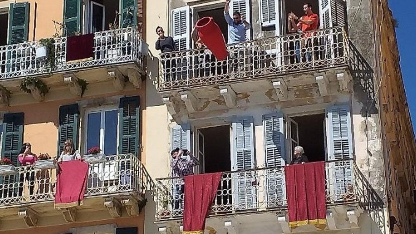 Κέρκυρα: Αναβίωσε το έθιμο των «μπότηδων» - Κοσμοσυρροή στο νησί