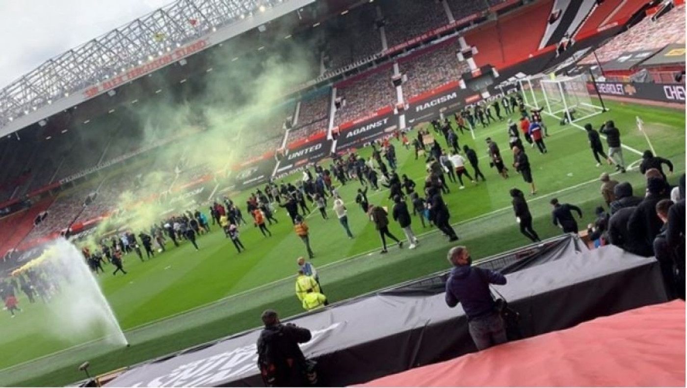 Αναβολή στο ντέρμπι Μάντσεστερ-Λίβερπουλ λόγω της εισβολής των οπαδών!