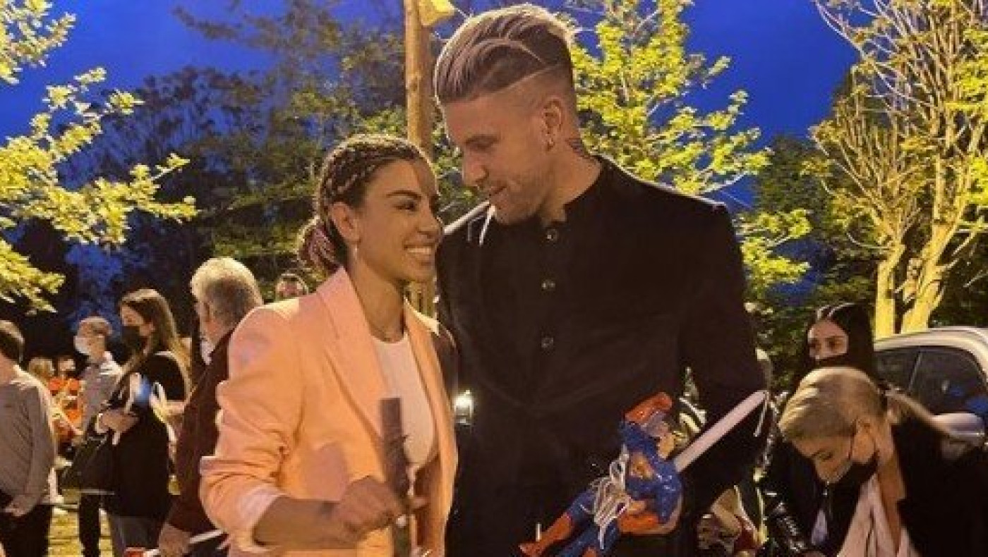 Με λαμπάδα... σούπερμαν ο Πασχαλάκης την Ανάσταση!