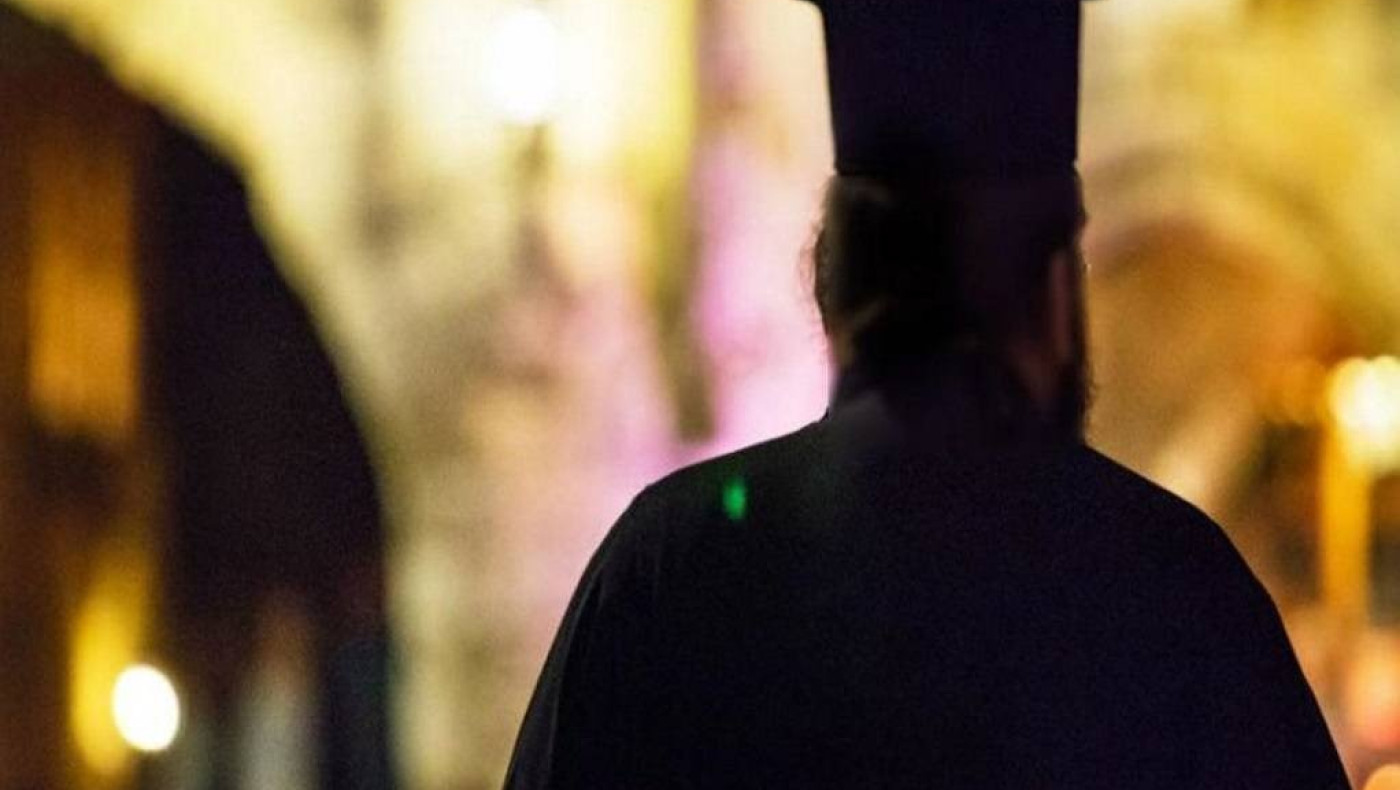 Θεσσαλονίκη: Κοσμοσυρροή σε κηδεία ιερέα που πέθανε από κορωνοϊό