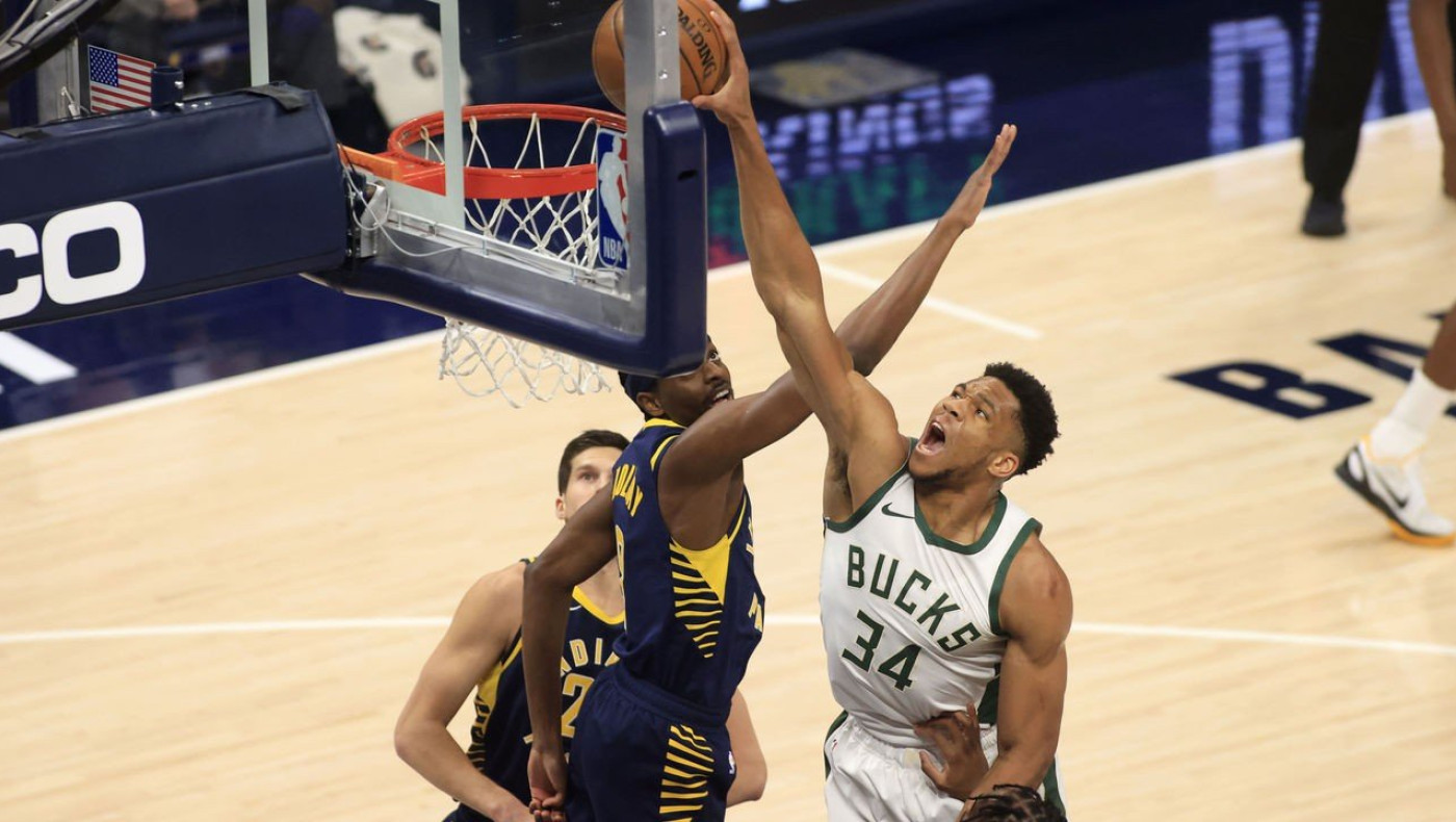 Γιάννης Αντετοκούνμπο με επιδόσεις Τσαρλς Μπάρκλεϊ