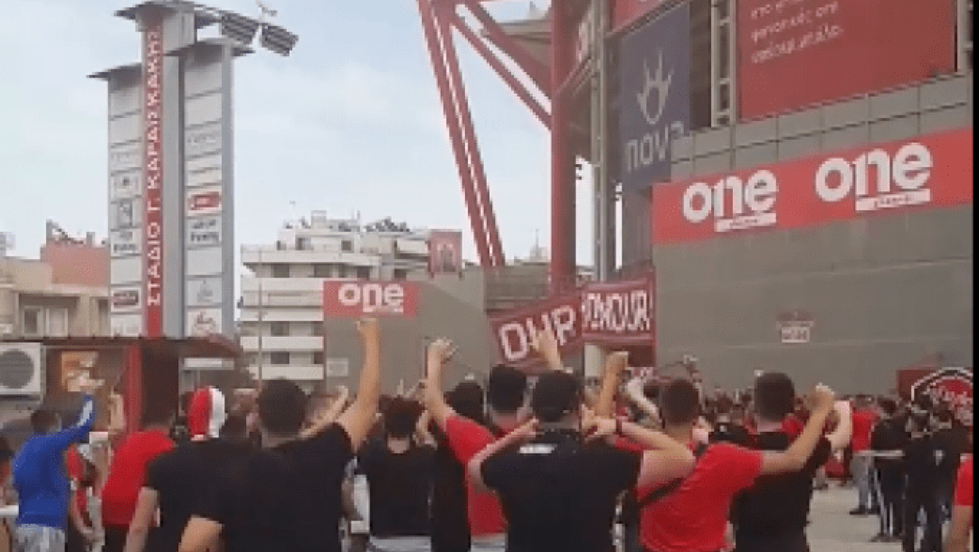 Οπαδοί του Ολυμπιακού έξω από το γήπεδο πριν τη σέντρα με τον ΠΑΟΚ