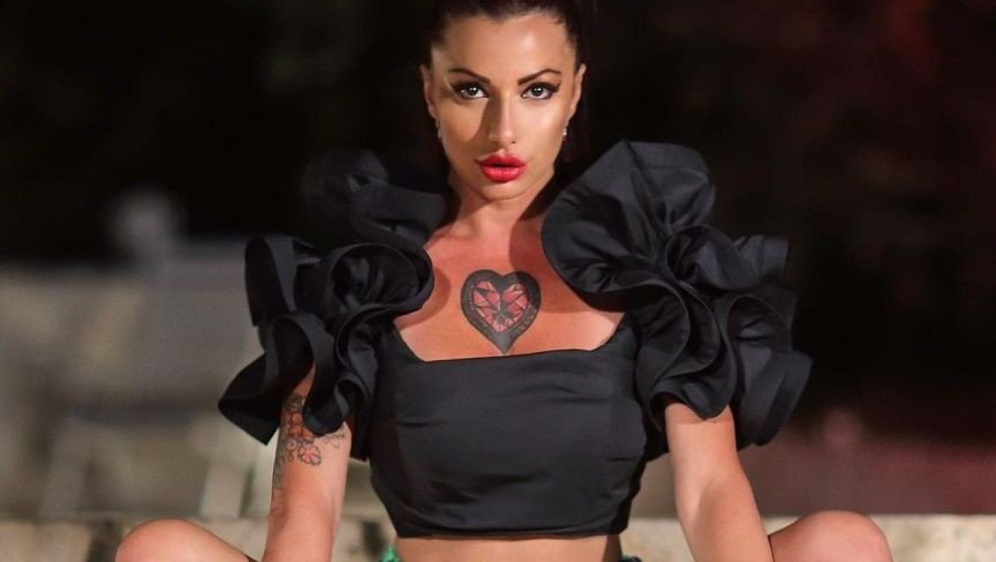 «Καυτή» Ιταλίδα πορνοστάρ πανηγυρίζει την άνοδο της Σαλερνιτάνα!