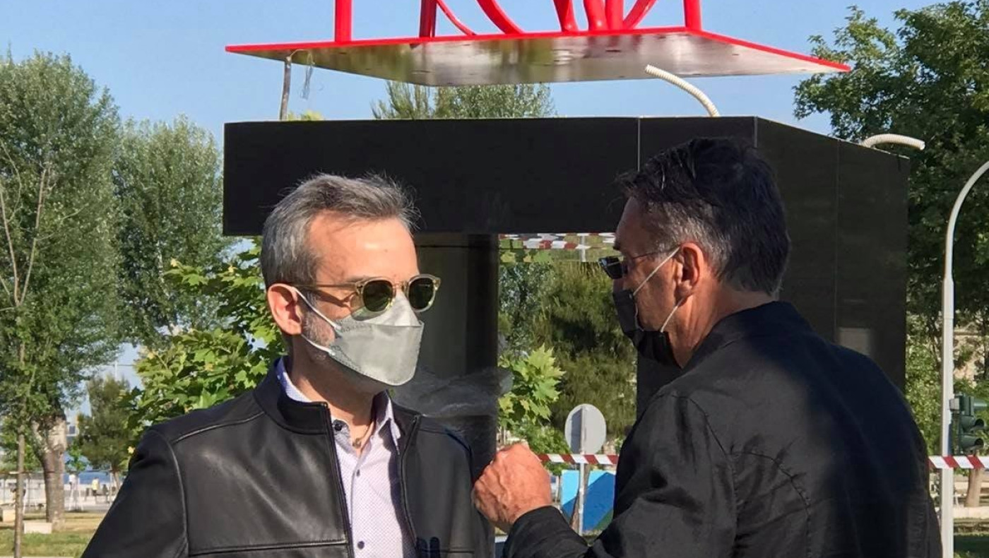 Το γλυπτό «METEORON» που τοποθετήθηκε απέναντι από το δημαρχείο Θεσσαλονίκης